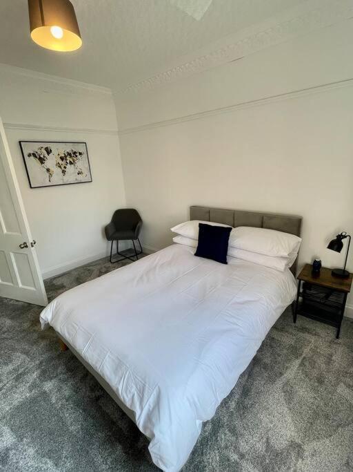 Large 2 Bed Near Glasgow Airport